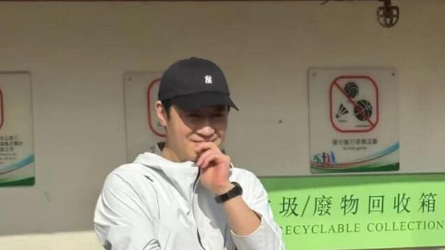 黎明夫妇陪女儿参加校运会，两人同框好甜蜜，7岁女儿太像爸爸