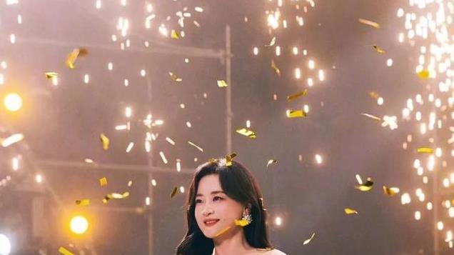 春晚上“消失”3年后，再看贾玲在娱乐圈的处境，张艺谋全说对了