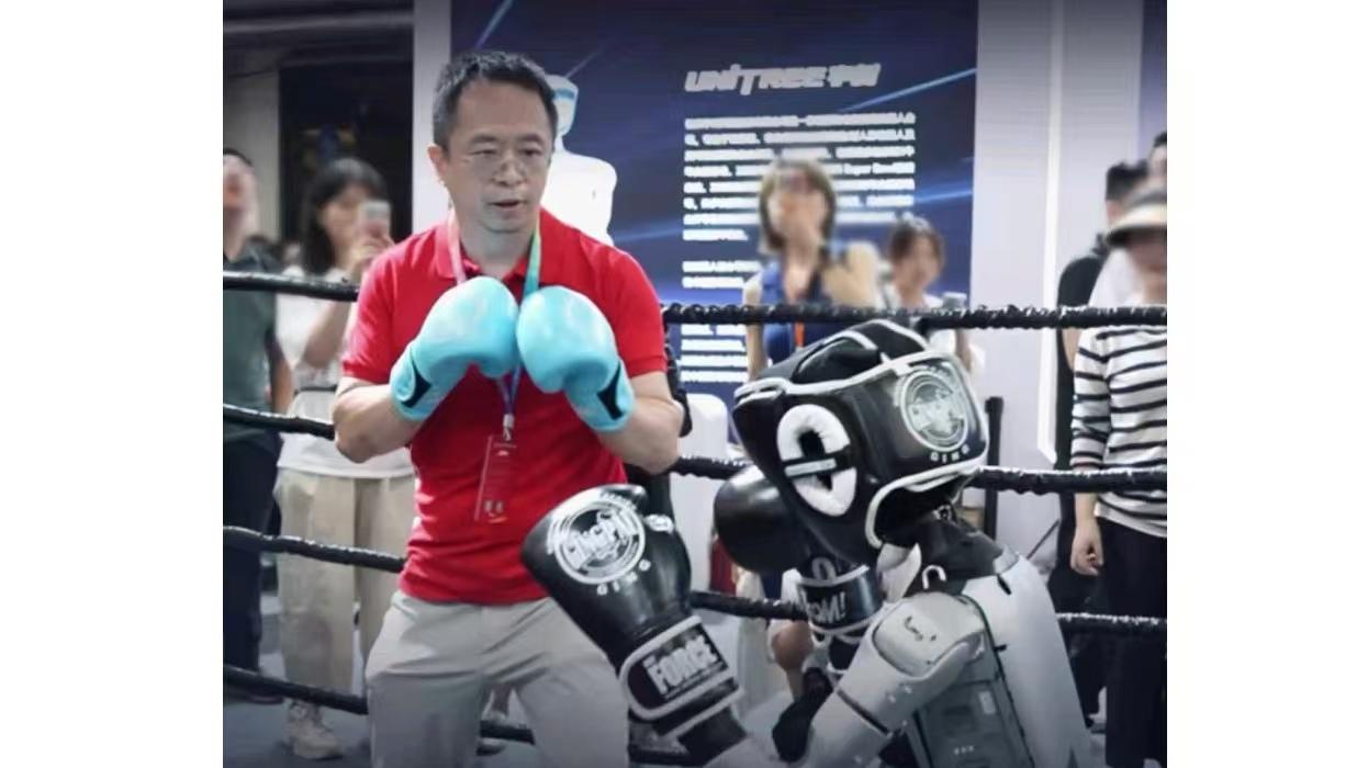 笑疯了，周鸿祎擂台大战宇树智能机器人