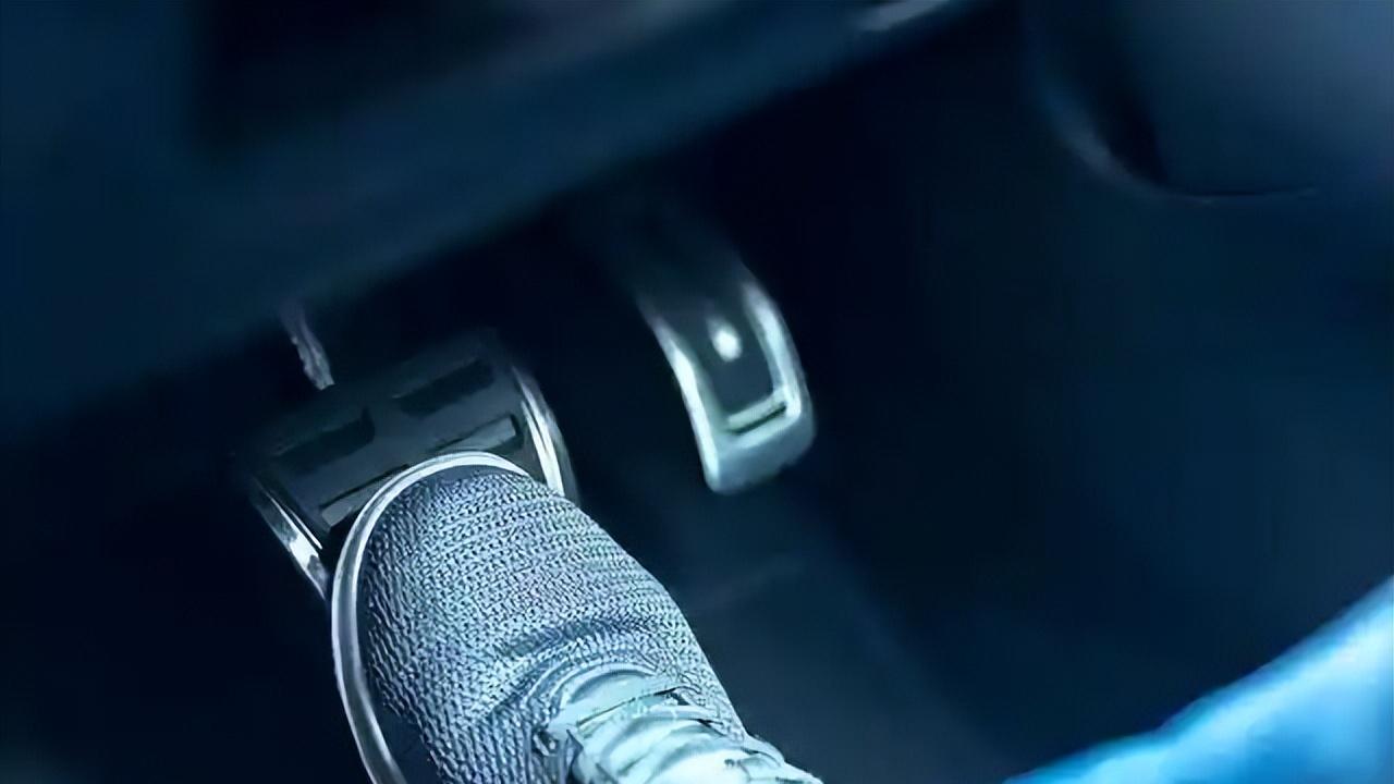 刹车+定速巡航失灵！小车115km/h狂奔490公里，有什么办法能自救