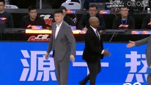 奇了怪了！连续2场爆发后，却打不上球了，球队领先30分也不让上