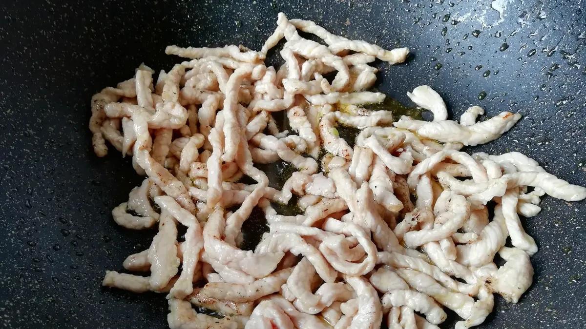 不管炒什么瘦肉，都不要用料酒腌制！教你正确做法，出锅滑嫩不腥