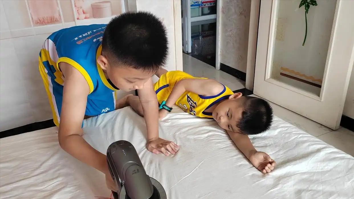 孩子床头摆放这6样东西，看似平常实则隐患大！看看你家有吗？