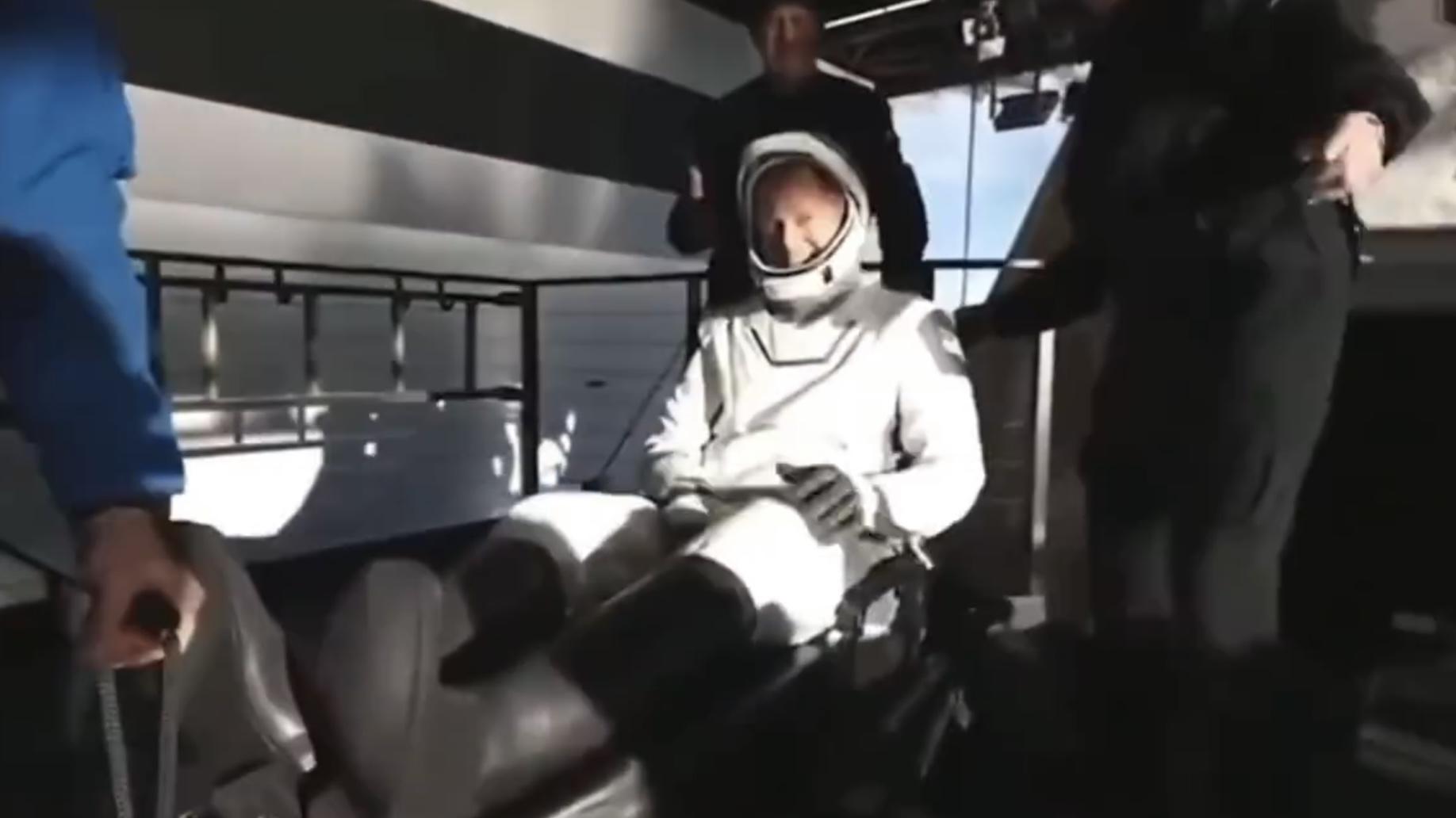 SpaceX成功接回滞留太空9月宇航员