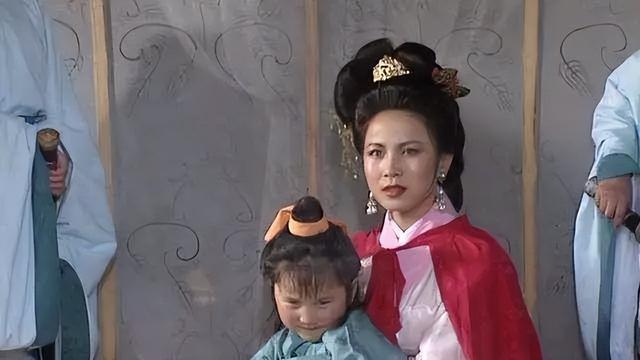 刘禅为啥躺平扶不起，你看看继母孙尚香对他干了啥？赵云也很无奈