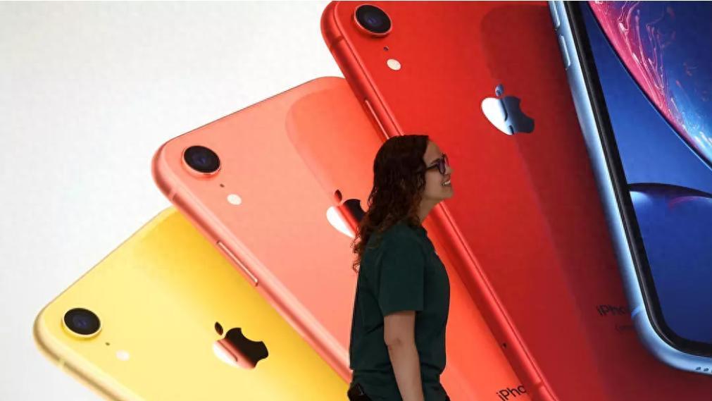 特朗普退缩了，我国是否放他一马？中方更改对美称呼，王毅送16字