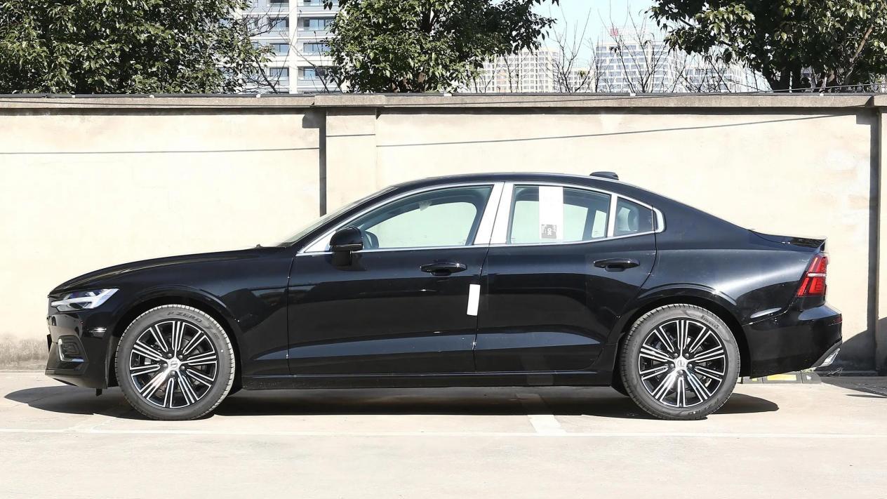 25万左右，可以考虑这3台豪车，2.0T爆237马力，真实在