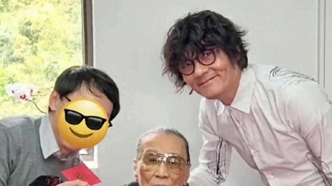 88谢贤曝光新年合照，体态衰老风烛残年，与晚年母亲神似