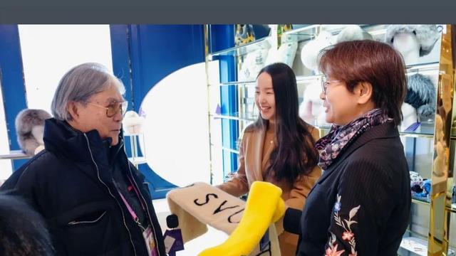元宵节霍震霆逛哈尔滨冰雪世界，女保镖全程保护，还去探店买皮草