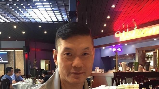 周比利，一个名字就能让人想起拳拳到肉的搏击场面。他曾说李连杰能打三五个人，但跟他