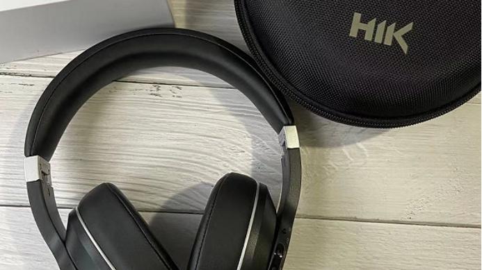 头戴耳机具有水准但预设低频较多的音质，虚拟空间音效可提升体验