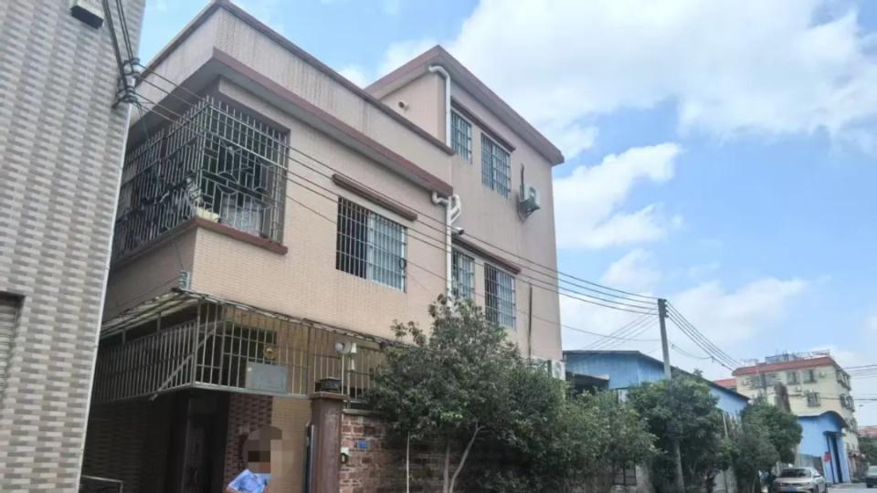 八旬老人与亡子女友再婚，女儿拿斧头怒砸家门！新婚妻子回应