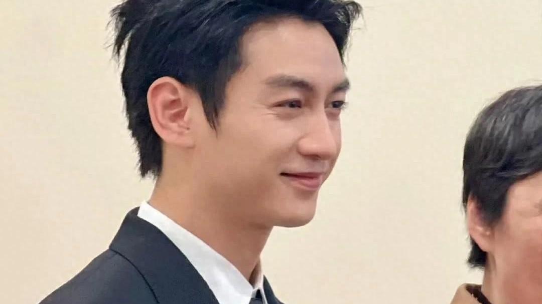 陈晓离婚后首现身，春风得意眼里有星星，离婚是男人最好的医美？