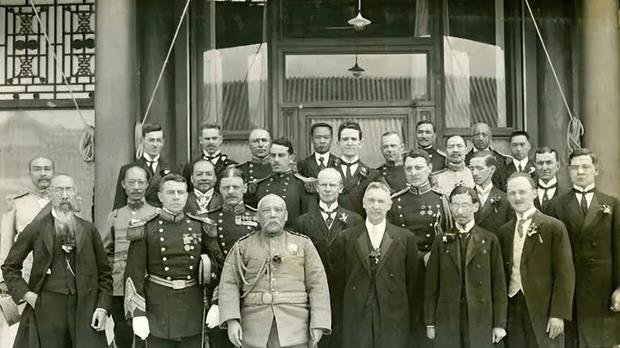 建国后，欧美以清朝赔款登门讨债。毛主席强硬表态，各国铩羽而归