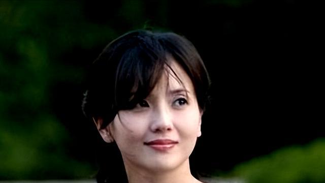 她被誉为“江南第一美人”，从不接吻戏，当红时嫁给初恋