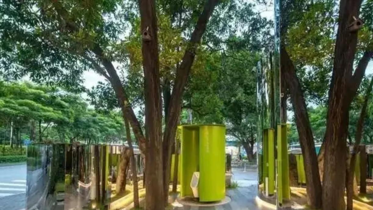 在深圳南山区一处人来人往的转角，一个高度不足一米的暖心之举