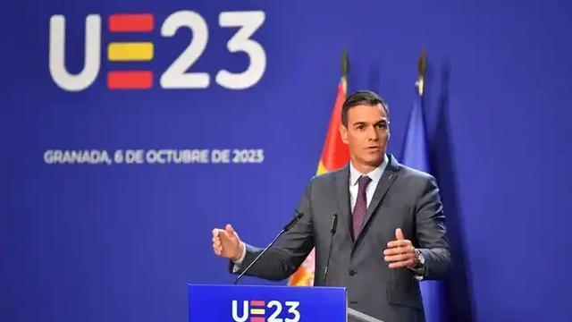 川普遏华狠招落地，比关税更猛，32国表态力挺，不料中国还有王牌