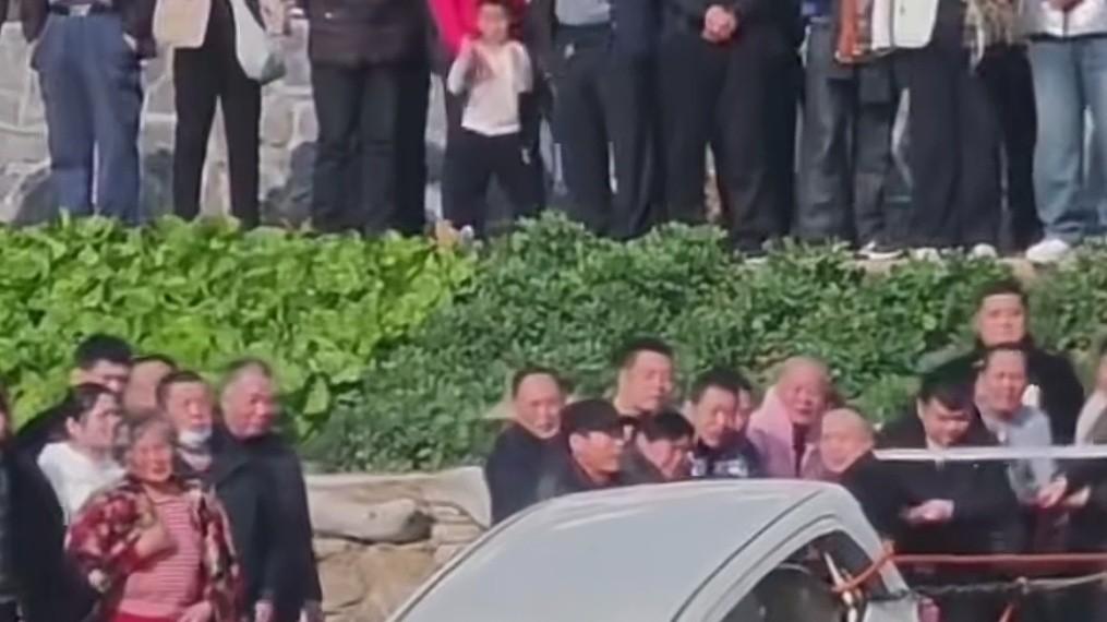 天门坠河，女司机后座之谜，安全带与逃生，谁之过。