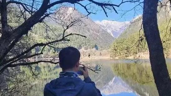 一男子拿18万8做彩礼，和女友求婚，却被要求再加3万，两人闹掰分手，谁料，男子却拿这钱，干了一件人生