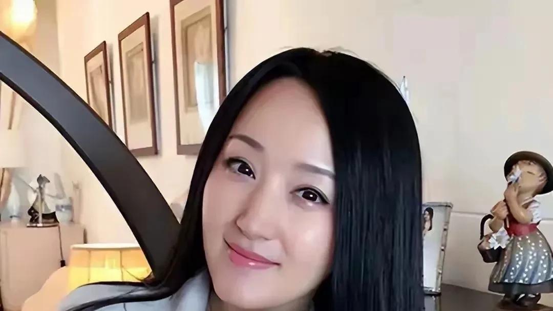 54岁的杨钰莹有多美？这是她的近照，美如少女，气质不凡