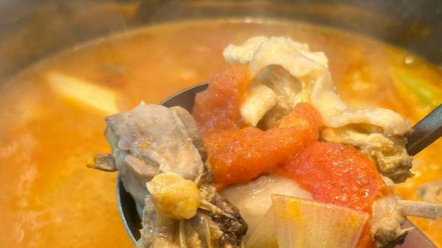 安徽糟粕醋火锅：糟粕熬酸汤，涮肉鲜又开胃