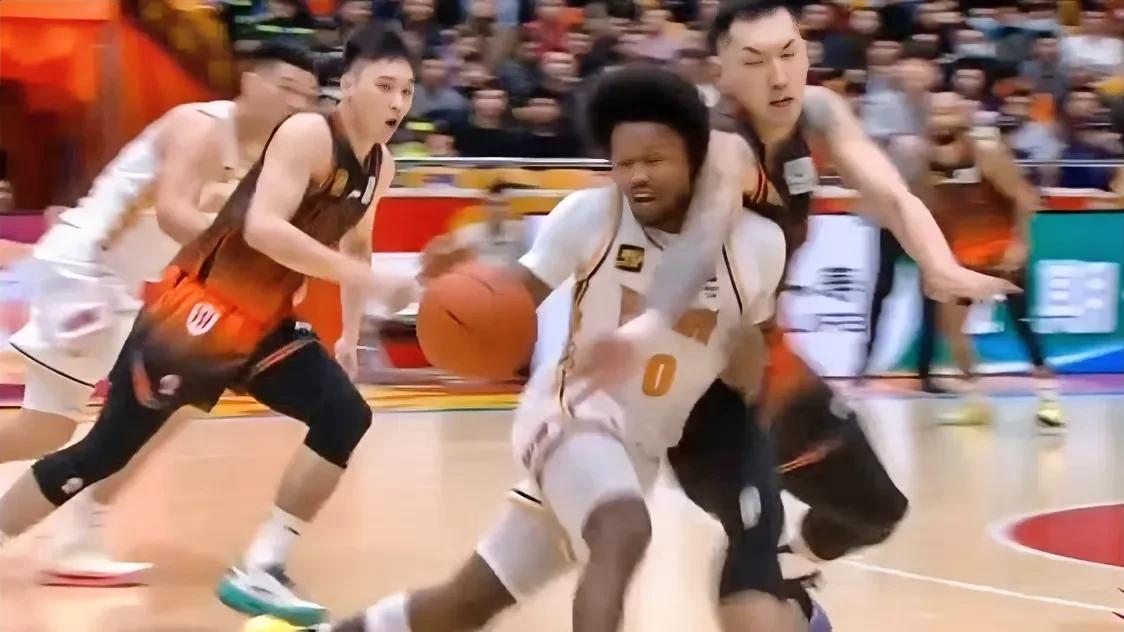 破案！山西男篮绝杀球启动走步违例，山东输的冤，不能全怪侯沛佐