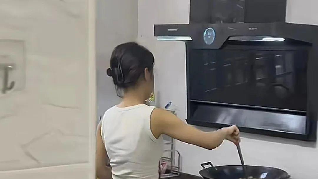 单身美女在家做饭，表哥看着颜值发愁：长得这么漂亮，竟然没人追