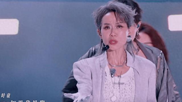 前段时间已经62岁的叶童，竟然在《浪姐6》成功获得成团出道的位置，而且还捧回了年度总冠军的奖杯