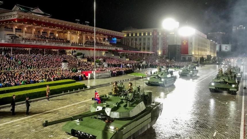 金正恩放大招！朝鲜建党80周年炫出“高超音速杀器”，覆盖全美！