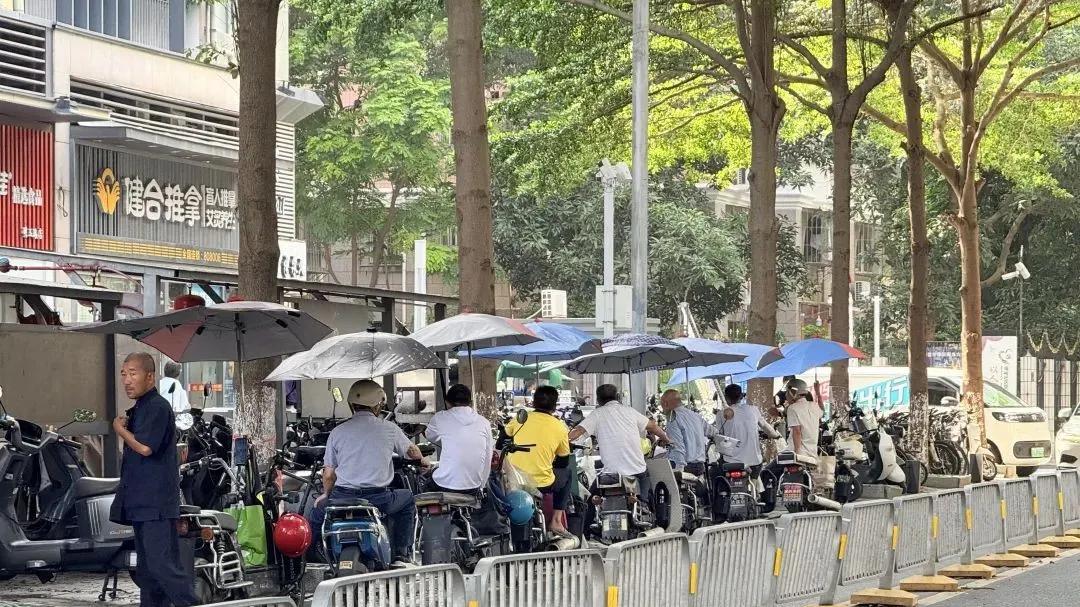 深圳摩的司机，城市出行的无奈与生存