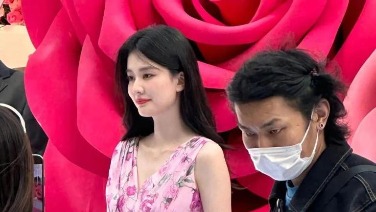 乔欣嫁豪门后大变样！碎花裙遛狗温柔尽显，幸福肥太吸睛！
