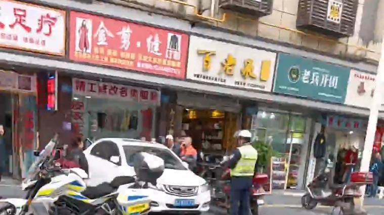 遂宁司机被辅警贴单，询问辅警开单、执法权问题