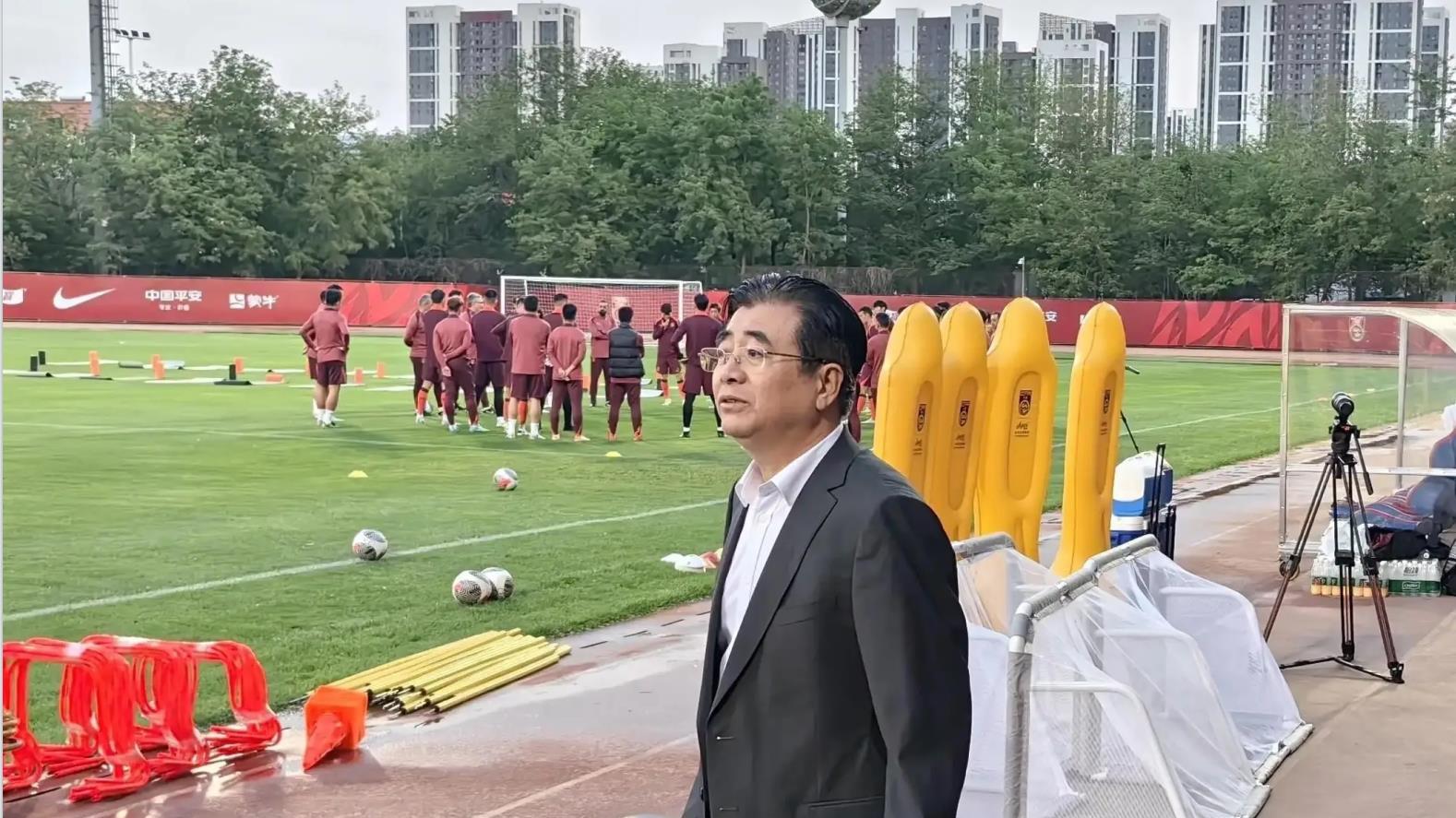 马纳法挡球争议陷罗生门：足联不认提交视频，足协敢公开裁判语音吗？