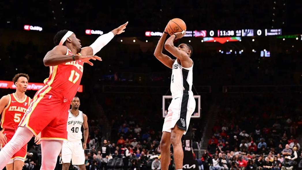 文班亚马罚球准绝杀！福克斯首秀惊艳 马刺126-125险胜老鹰终结连败