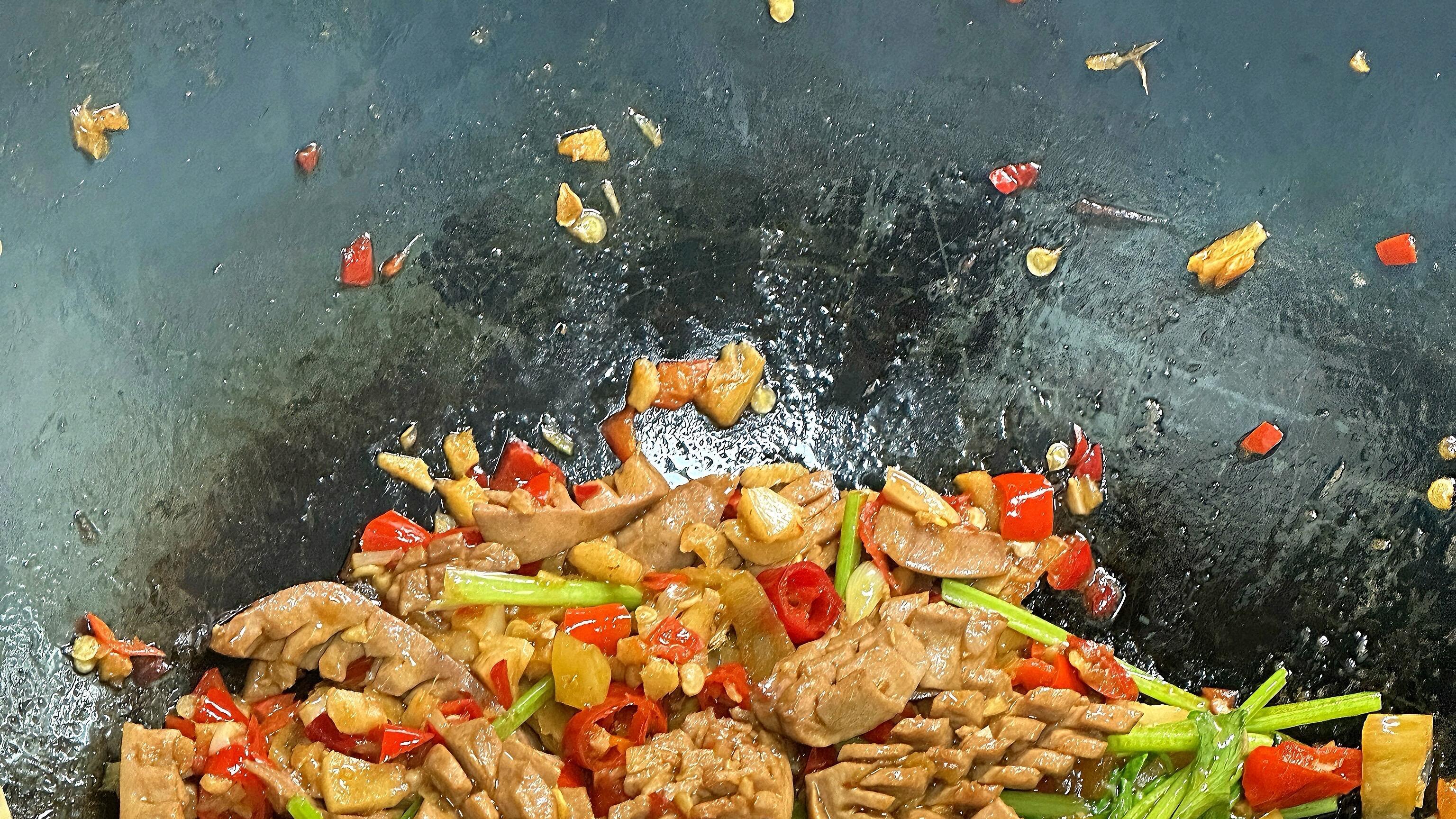 炒腰花总怕有腥味？秘诀全在花刀后的这一步里。