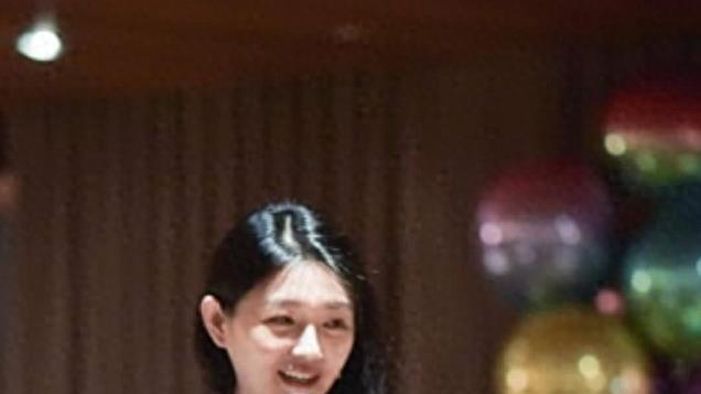 大s和同学聚会照曝光，穿灰色针织衫配小黑裙很优雅，笑容超甜美