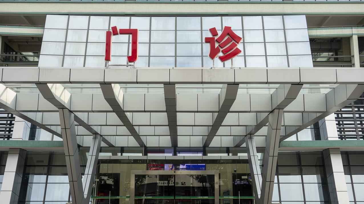 32岁小舅领养我，25年前的一场车祸改变了一切