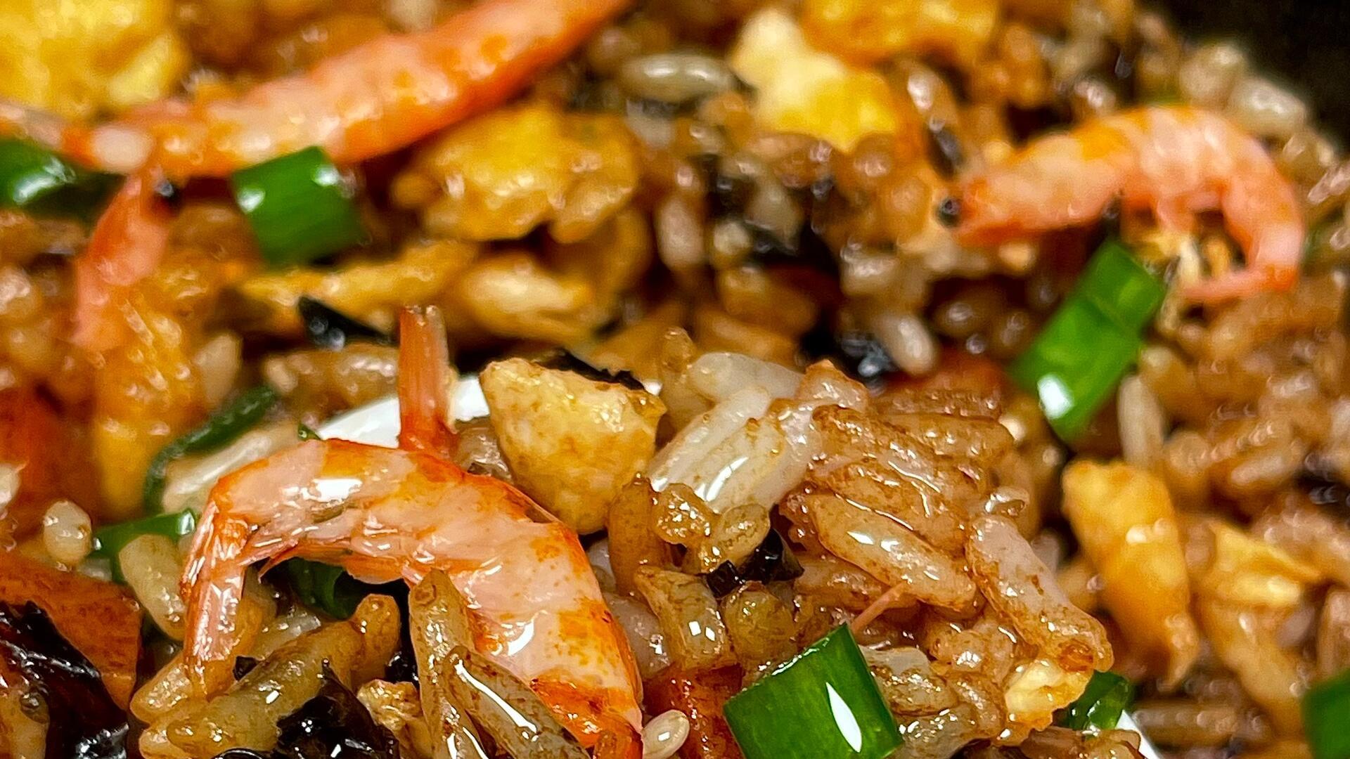 紫菜虾米炒饭：一口锅铲炒出的“海边小夜曲”