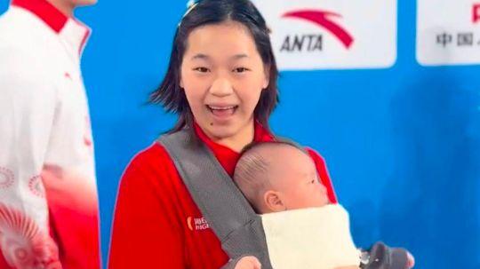 全红婵帮谢思埸带娃秒变“红姨”