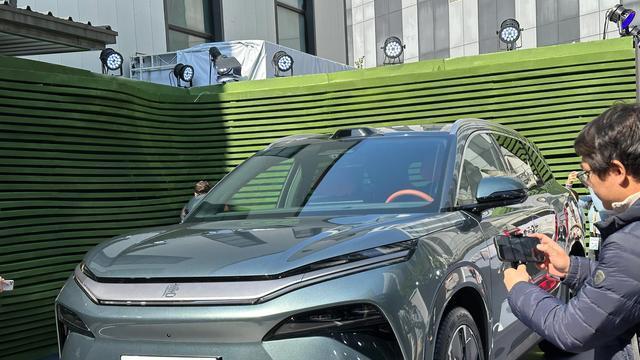 比亚迪新车发布，5米车身设计，2.7秒破百加速，充电5分钟续航400公里