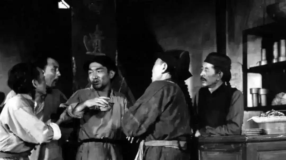 再读鲁迅的《故乡》：皇权专制的阴影，看不见的牢笼与精神的奴役