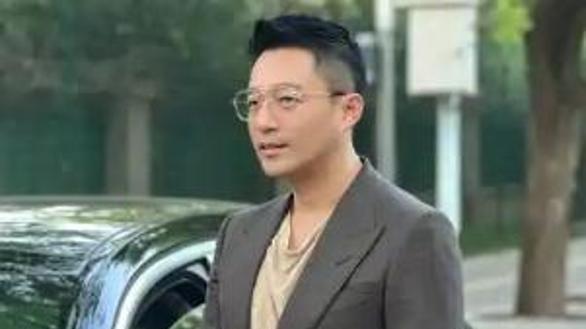 汪小菲一家香港街拍引热议，孩子现状牵动人心