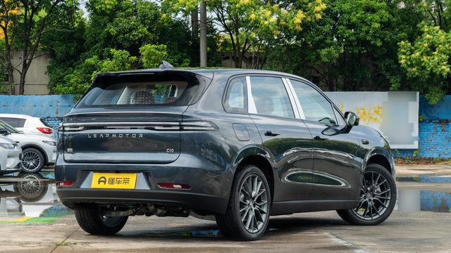 开了大半年零跑C10，再看看同价位的比亚迪、吉利，还是满意