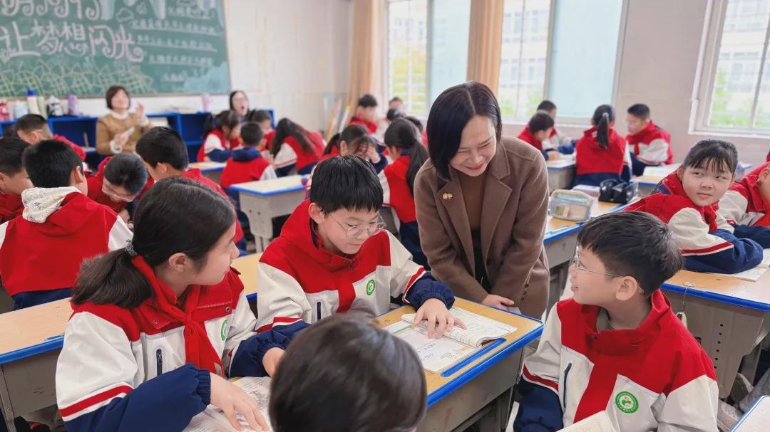 信阳市羊山外国语小学：教海扬帆起，研路探芳华