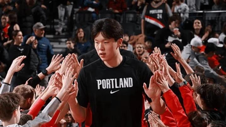 杨瀚森对独行侠10分钟挂0！空位打铁，篮板+防守仍是大问题！