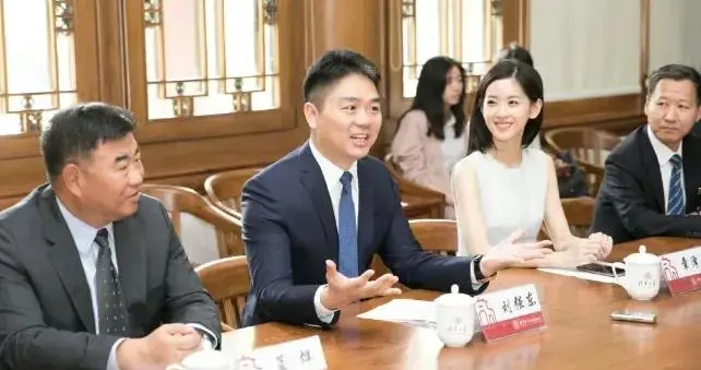 31岁章泽天，国外发素颜照，网友评价：年轻，漂亮，还有脑子