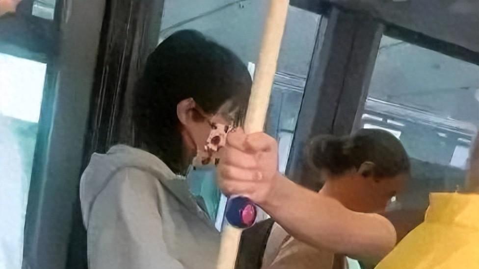 这就是王菲喜欢国外的原因吧，可以随便坐公交车，没有粉丝围堵！