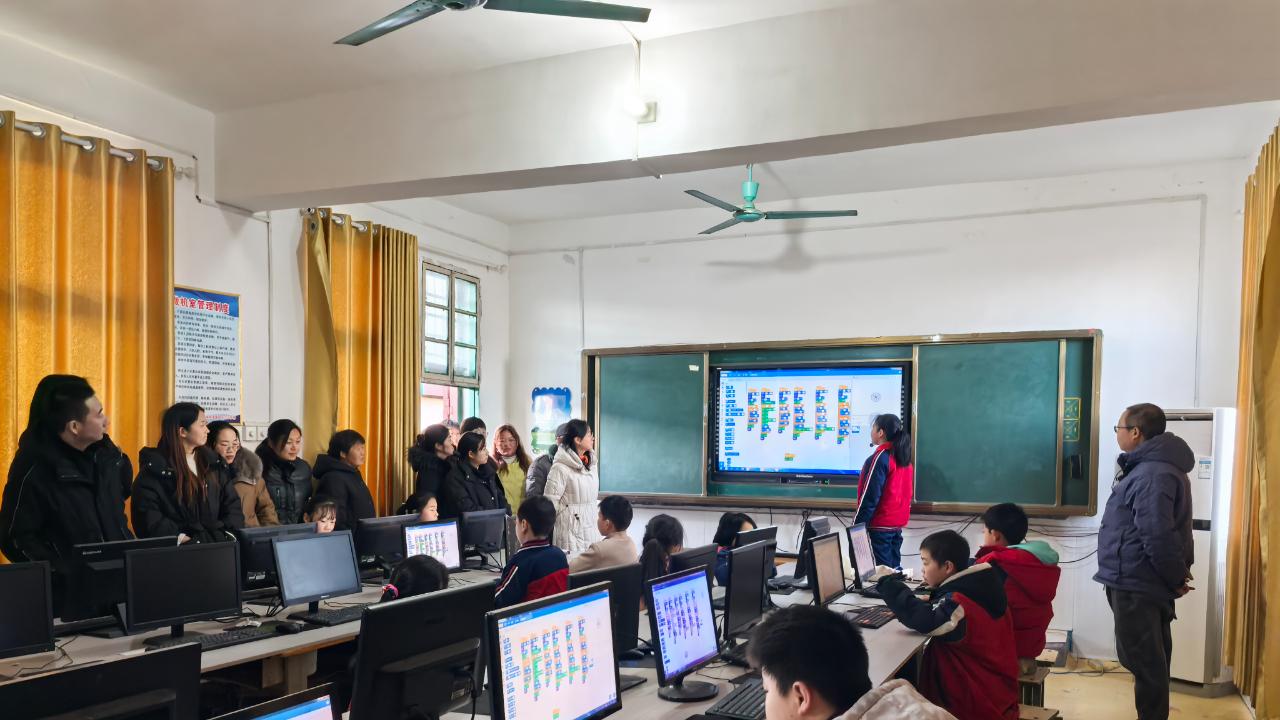 南阳市43小学举办家长开放日活动