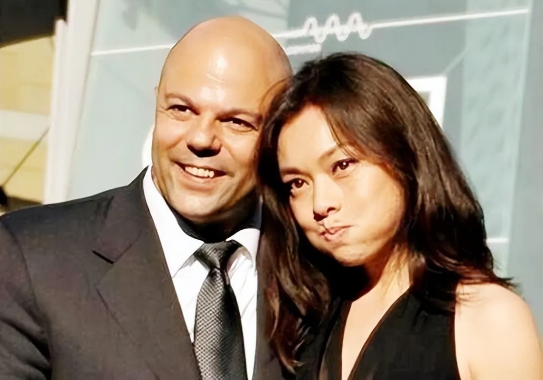 巩俐“对手”史可：二婚嫁大9岁瑞士银行巨富，如今60岁婚姻幸福，两混血儿子高大帅气