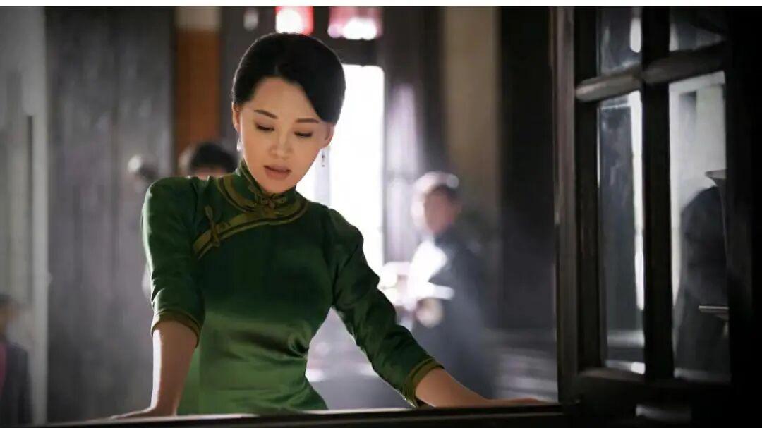 重磅！网传许晴彻底被“封杀”，作品被AI换脸、公司被执行600万，背后牵出金融圈 "杀猪盘"